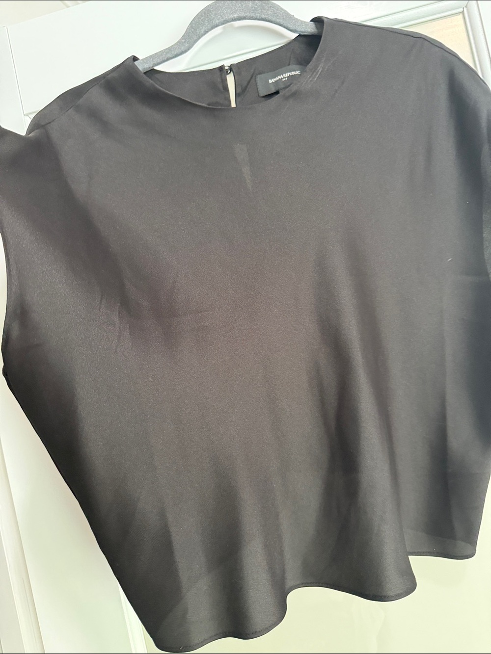 Banana Republic Black Sleeveless Round-Neck Blouse